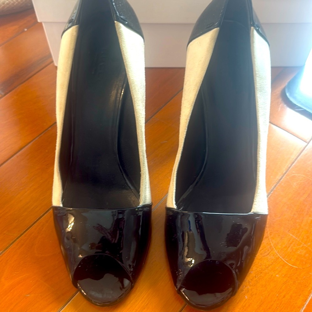 GUCCI ivory suede and black patent leather peep toe heel 9.5